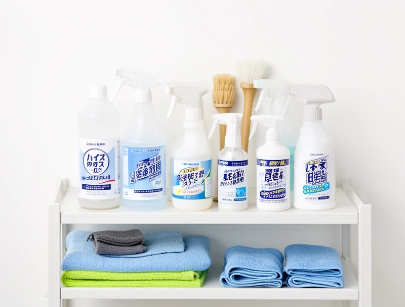 プロ用清掃道具と洗剤の整理された棚